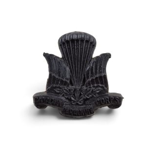Canadian Parachute Corps – Plastic economy cap badge