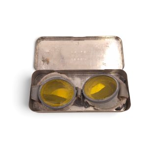 British Dispatch Rider’s Goggles in metal box 1940